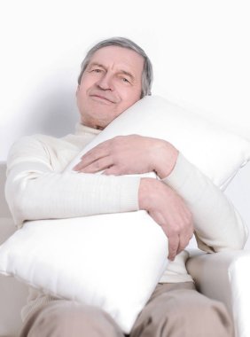 beyaz üzerine rahat bir pillow.isolated olan yaşlı adam