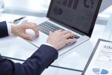 dizüstü bilgisayarda mali grafiklerle çalışma up.businessman kapatın