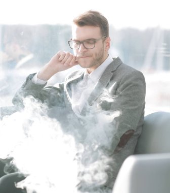 up.Pensive işadamı e-sigara dinlenme odasında oturma ile yakın