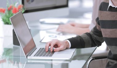 Proje istatistikleri verilerle çalışma işadamı dizüstü bilgisayar kullanarak