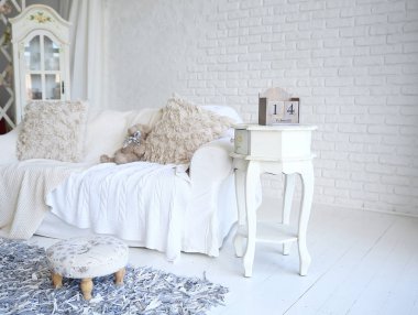 14 Şubat tarihli masa takvimi şık bir oturma odasındaki komodinin üzerinde..