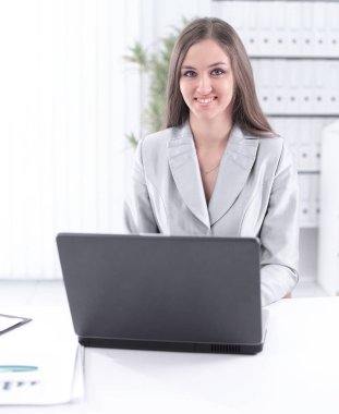 ofiste onun masasında oturan kadın Yardımcısı