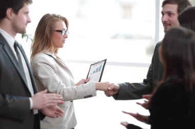 up.Handshake iş ortakları ve alkışlar iş takım kapatın.