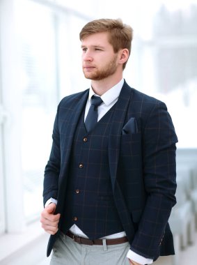 ofis pencere duran dalgın genç işadamı