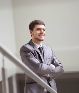 arka view.thoughtful işadamı ofis pencereden dışarı bakarak