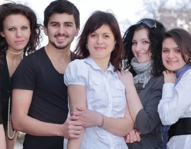 sokakta duran öğrencilerin grup portresi .