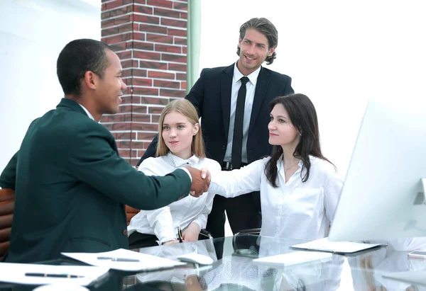 Zakenpartner Shake Hands on meetinig in modern kantoorgebouw — Stockfoto