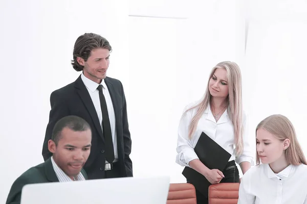 Closeup.the funcionários estão falando em um escritório moderno . — Fotografia de Stock