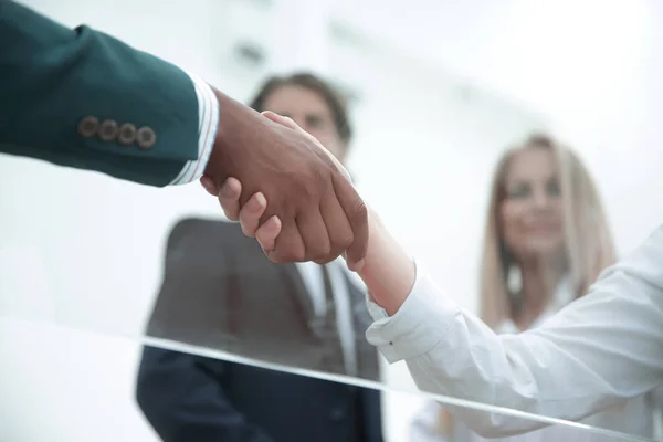 Κάτω θέα .handshake επαγγελματίες γυναίκες με έναν επιχειρηματικό εταίρο — Φωτογραφία Αρχείου