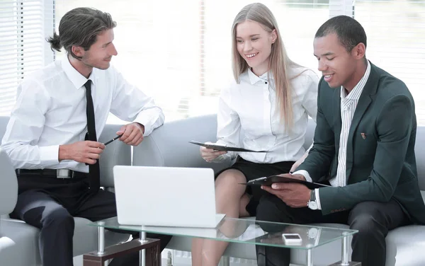 Primo piano colleghi che discutono questioni di lavoro in ufficio — Foto Stock