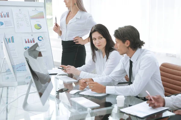 Equipo empresarial celebra una reunión de trabajo y discute nuevas ideas. — Foto de Stock