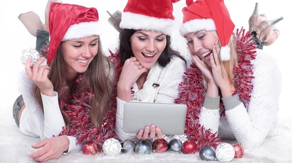 Três jovens mulheres felizes em trajes de Papai Noel olhando para t — Fotografia de Stock