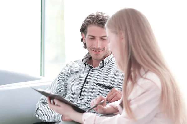 Closeup Employees Discutir Vida Trabajo Paper Office — Foto de Stock