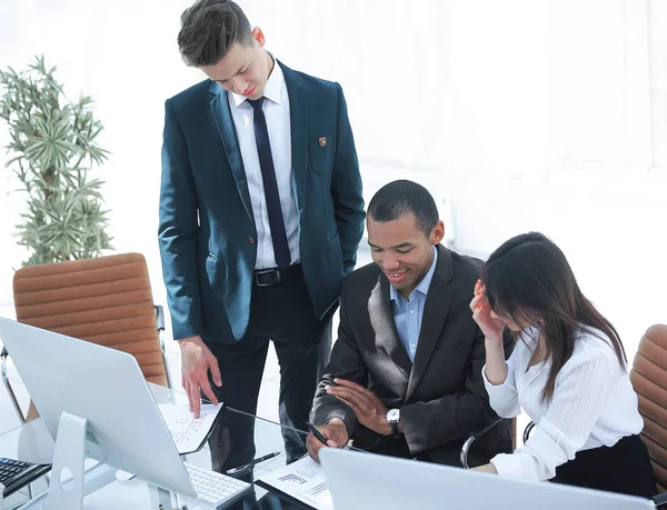 Werknemers werken met financiële documenten op kantoor. — Stockfoto