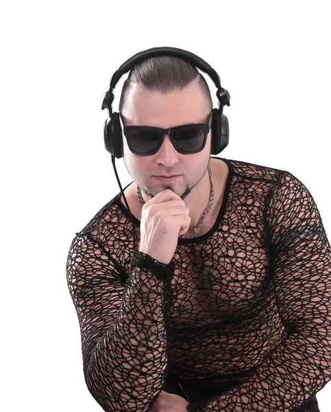 Hombre con estilo en un elegante gafas oscuras escuchando música . —  Fotos de Stock