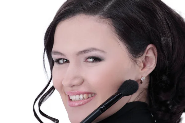 Jeune femme souriante avec brosse pour maquillage . — Photo