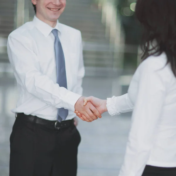 Välkomnande handslag av en Manager och kunden på kontoret. — Stockfoto