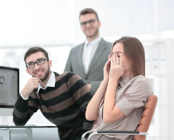 Junger Mitarbeiter des Unternehmens im Hintergrund des Business-Teams — Stockfoto