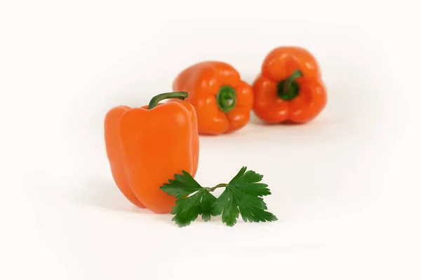 Paprika en takje peterselie .isolated op een witte achtergrond — Stockfoto