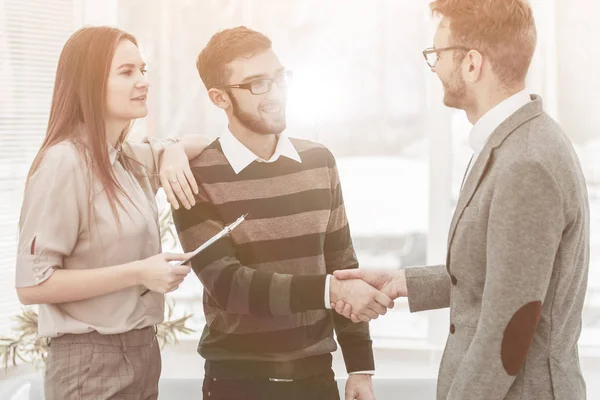 Manager schudt de hand met de werknemer op een arbeidsplaats in een modern kantoor — Stockfoto