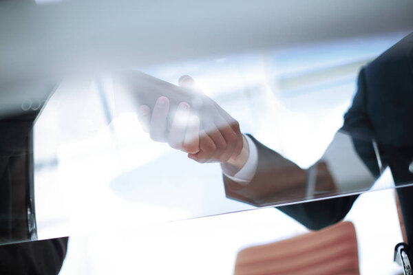 бизнес фон. рукопожатие деловых партнеров над рабочим столом
.