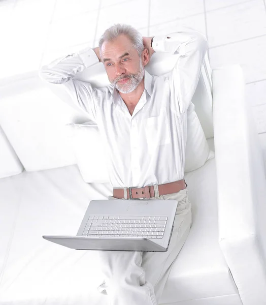 Pensive senior businessman working on laptop in office — Stock Photo, Image