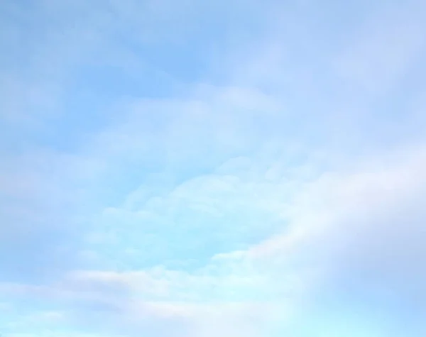 Cielo azul está cubierto por nubes blancas —  Fotos de Stock