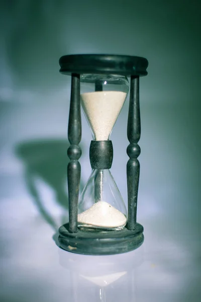 Hourglass on dark background.the concept of time — Stock Photo, Image