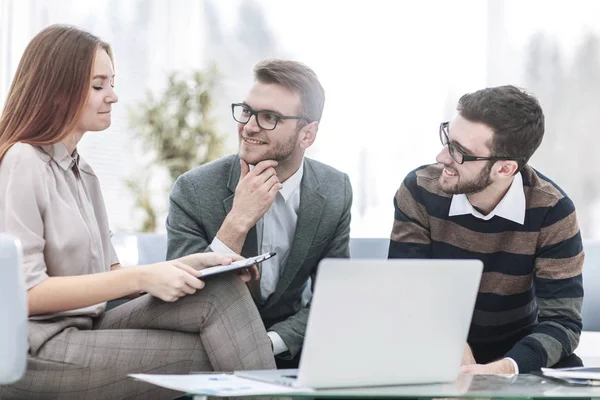 Cadre supérieur et membres de l'équipe d'affaires discutant d'un plan financier de développement de l'entreprise sur le lieu de travail — Photo