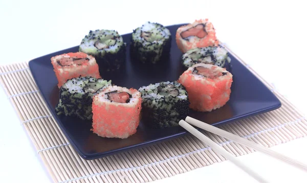Conjunto de sushi - diferentes tipos de sushi Maki e pauzinhos em um b — Fotografia de Stock