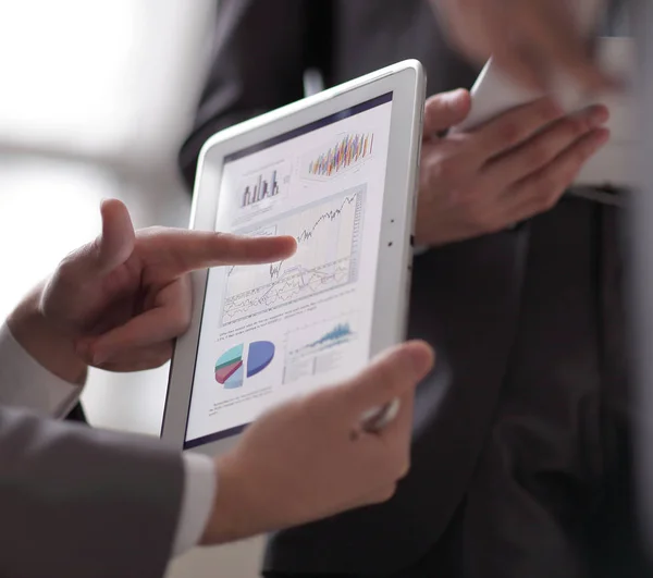 Крупним планом Ман рук робота з цифровий планшет, фінансовий — стокове фото