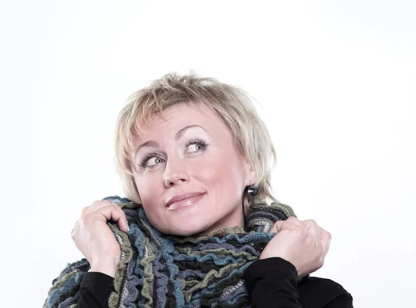 Closeup .een stijlvolle vrouw gewikkeld in een gebreide scarf.i — Stockfoto