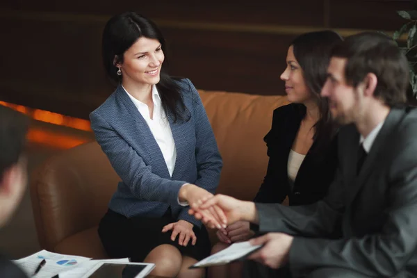 Close up.business Frau schüttelt Hände mit Geschäftspartner am Schreibtisch sitzen — Stockfoto