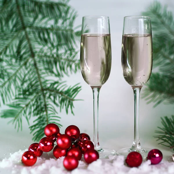 Two glasses with champagne, and boxes with gifts on Christmas b — Stock Photo, Image