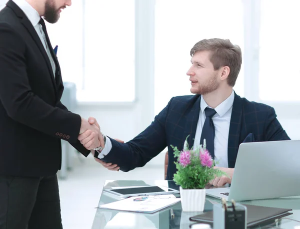 Handshake Gerente e funcionário no local de trabalho — Fotografia de Stock