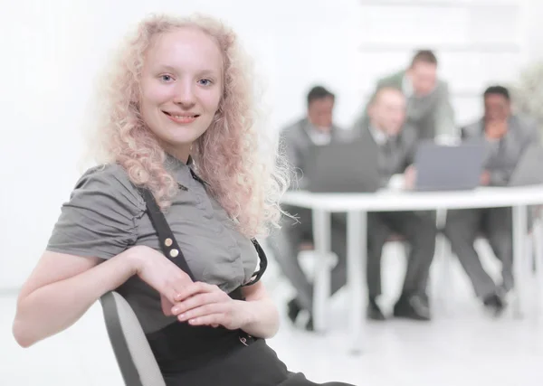 Portret van jonge zakenvrouw op de achtergrond van het kantoor — Stockfoto