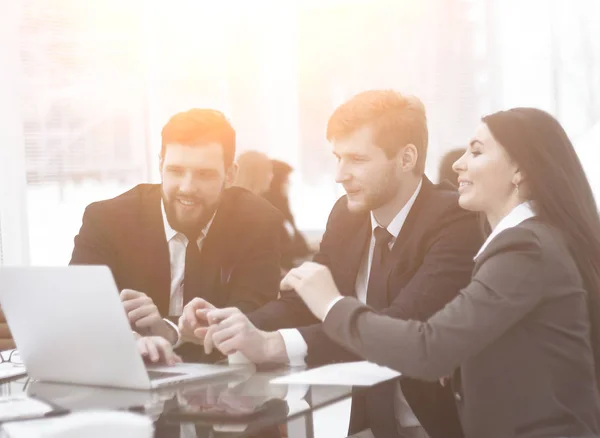 Business team laptop gebruiken om te werken in office — Stockfoto