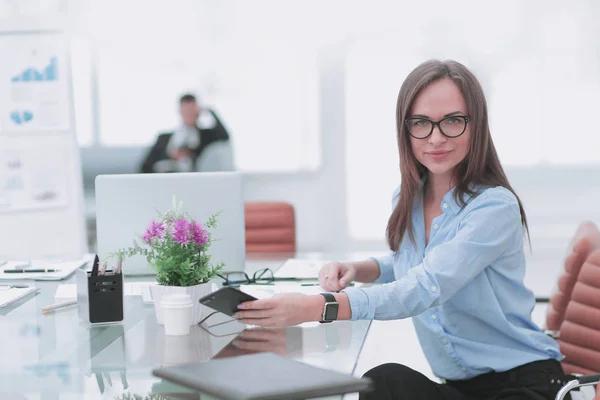 Framgångsrik affärskvinna på arbetsplatsen i office — Stockfoto