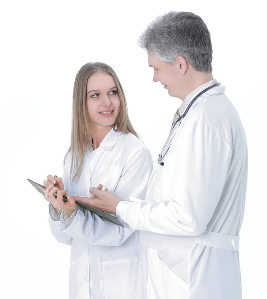 Två säkra läkare diskuterar patienter medicinska kortet. — Stockfoto