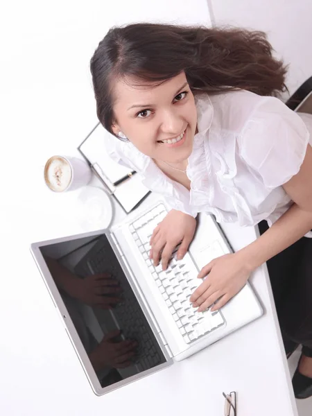 Linda asistente femenina sentada en un escritorio — Foto de Stock