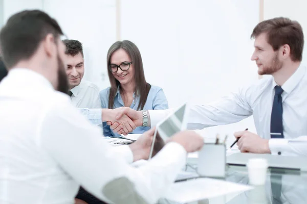 Apretón de manos de los empresarios en una reunión de trabajo . — Foto de Stock