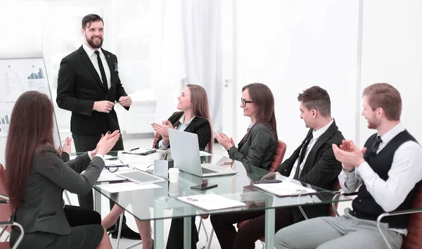 Equipo de negocios aplaude al líder después de una presentación exitosa — Foto de Stock