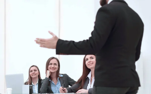 Gerente hace un informe al equipo de negocios . — Foto de Stock