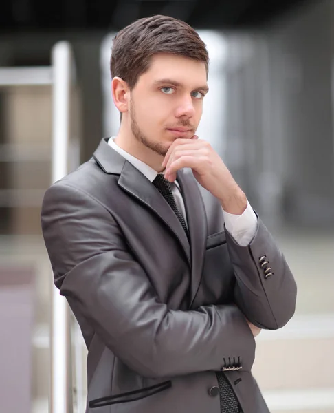 Nahaufnahme. Porträt eines nachdenklichen Geschäftsmannes in seinem Büro — Stockfoto