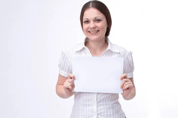 Mujer joven sonriente mostrando una sábana con el signo de número . — Foto de Stock