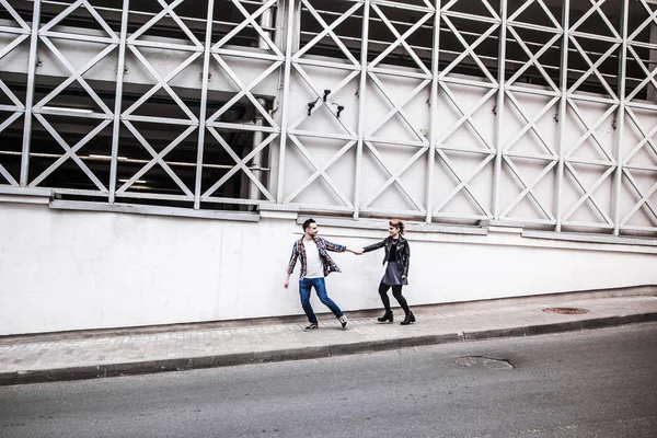 近代的な都市の通りを歩きながらの愛のカップル. — ストック写真