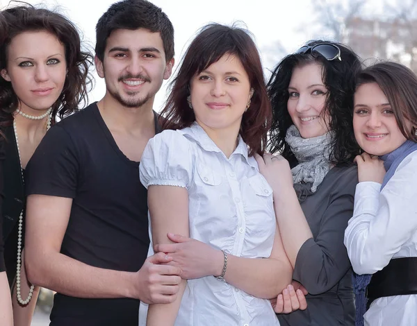 Retrato de grupo de estudantes em pé na rua  . — Fotografia de Stock