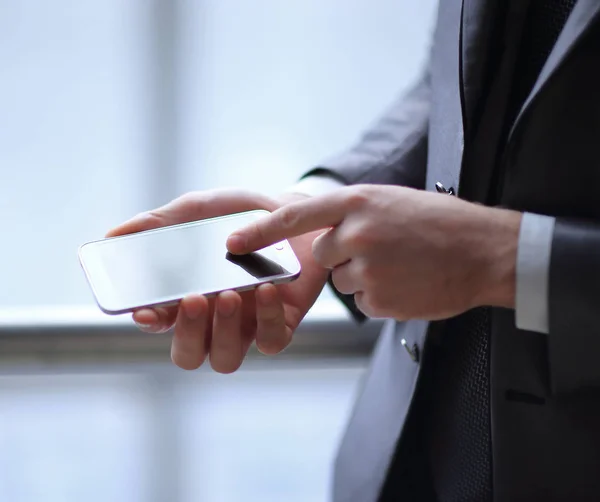 Close up. Un uomo d'affari utilizza uno smartphone.people e la tecnologia — Foto Stock