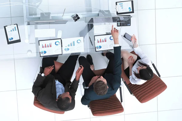 Uitzicht vanaf het top.business team bespreken financiële documenten — Stockfoto