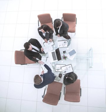  karşılıklı görüşmeler içinde okul sırası yakınındaki önce iş ortakları